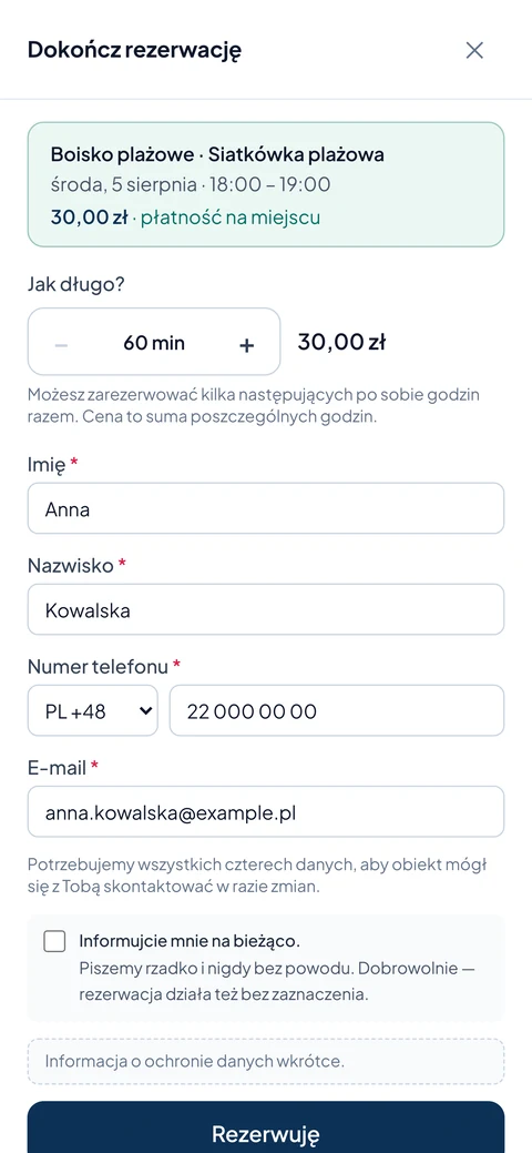 Formularz rezerwacji na telefonie: wybrany obiekt z godziną i ceną, poniżej pola na imię i dane kontaktowe.